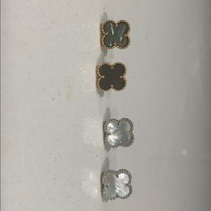 Women’s 2 pairs of clover earrings.
